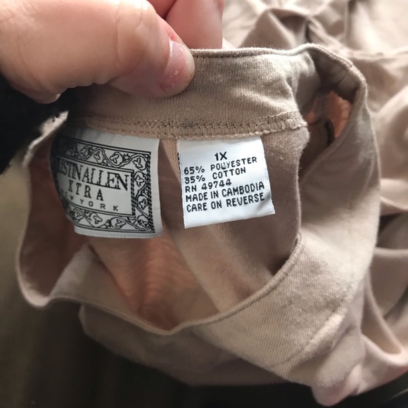 Women’s short sleeve top with shoulder pads - Picture 2 of 2